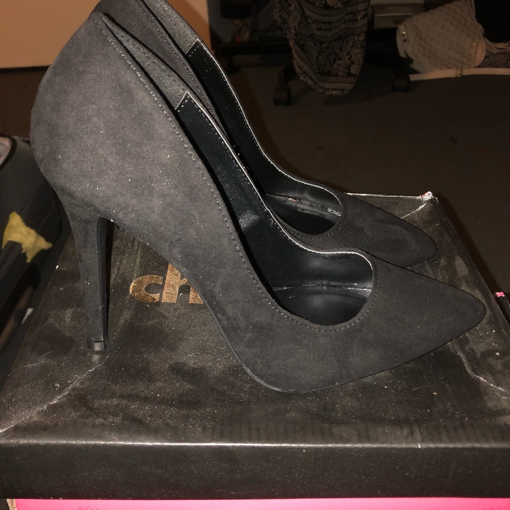 Black pumps